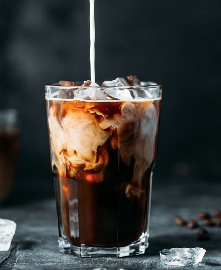 Make cold coffee with a churner