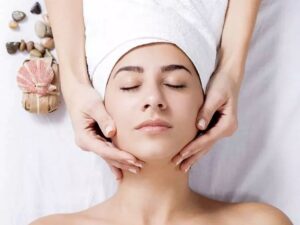 Massage your face before sleeping at night and get these amazing benefits.