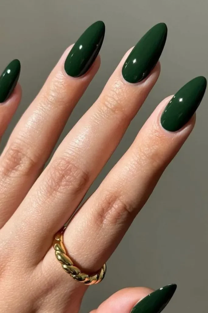 Popular Fall Nail Colors 2025–2026 You’ll Be Obsessed With 7 Emerald Green Almond Nails