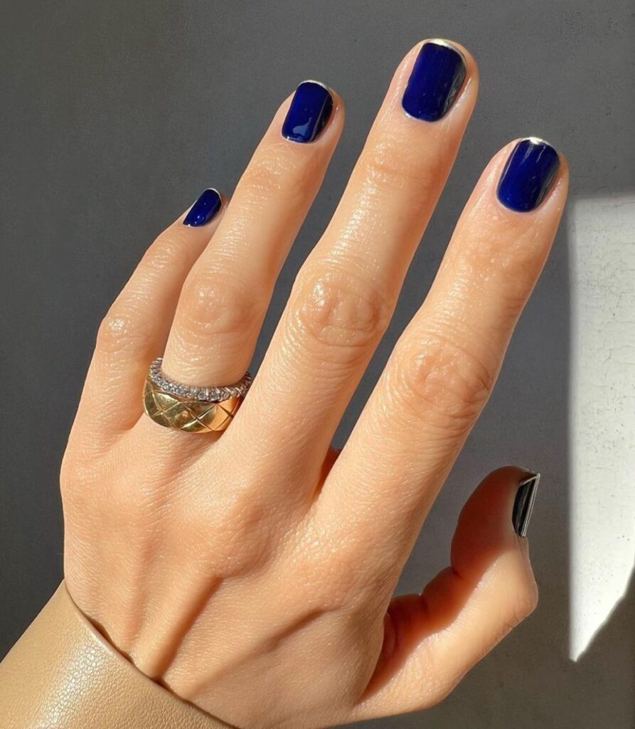 Popular Fall Nail Colors 2025–2026 You’ll Be Obsessed With 6 Short Navy Blue Manicure